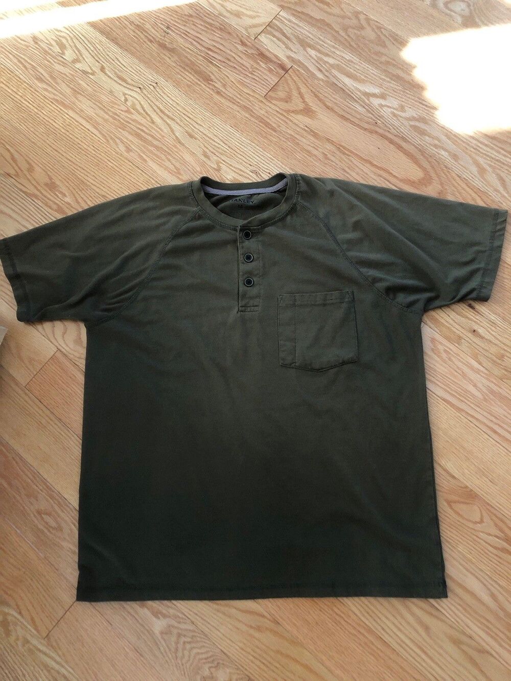 Stanley Men's Short Sleeve 3 Button Shirt Size Medium Olive Green
